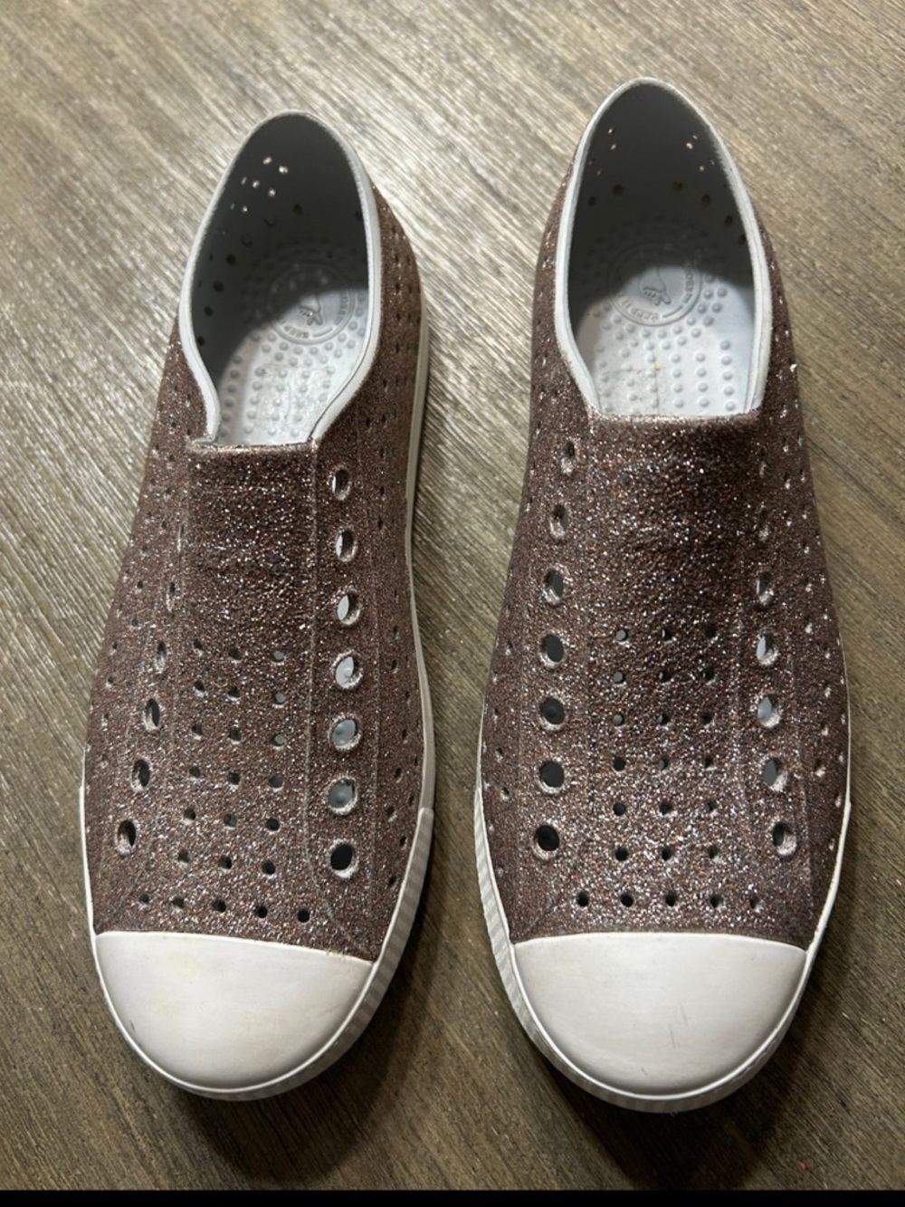 Native Size M/7, W/9, Color Champagne, Semi New.